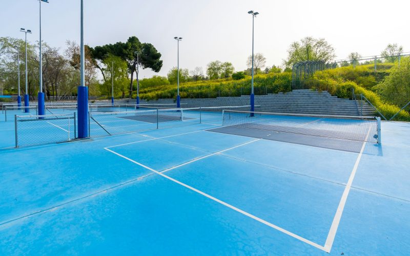 Outdoors sportive facilities with pickleball courts